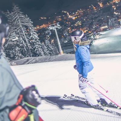Skiing in floodlight
